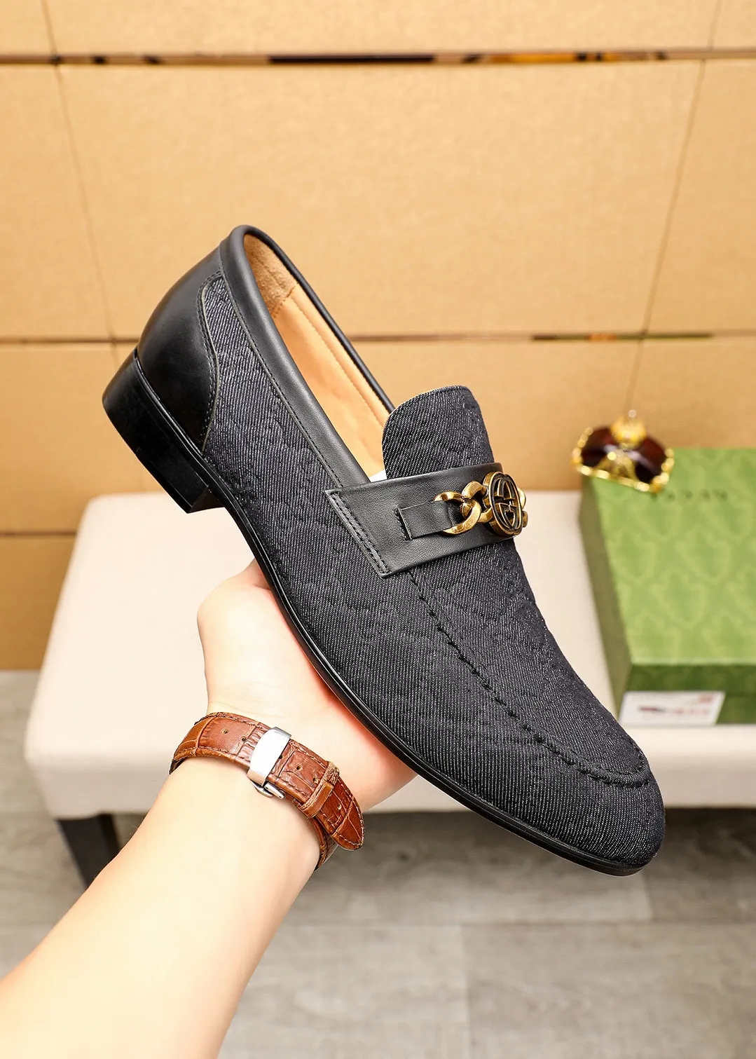 Men's shoes 💰462 💐 Product trademark: GUCCI "Gucci" casual leather shoes Regular size: 38-44 (45.46.47🉑️Customized) Product materials: Selected imported first-layer fabric upper + luxury hardware buckle, imported cowhide leather lining. Strong three-dimensional visual effect, original outsole Color: 3⃣️colors available